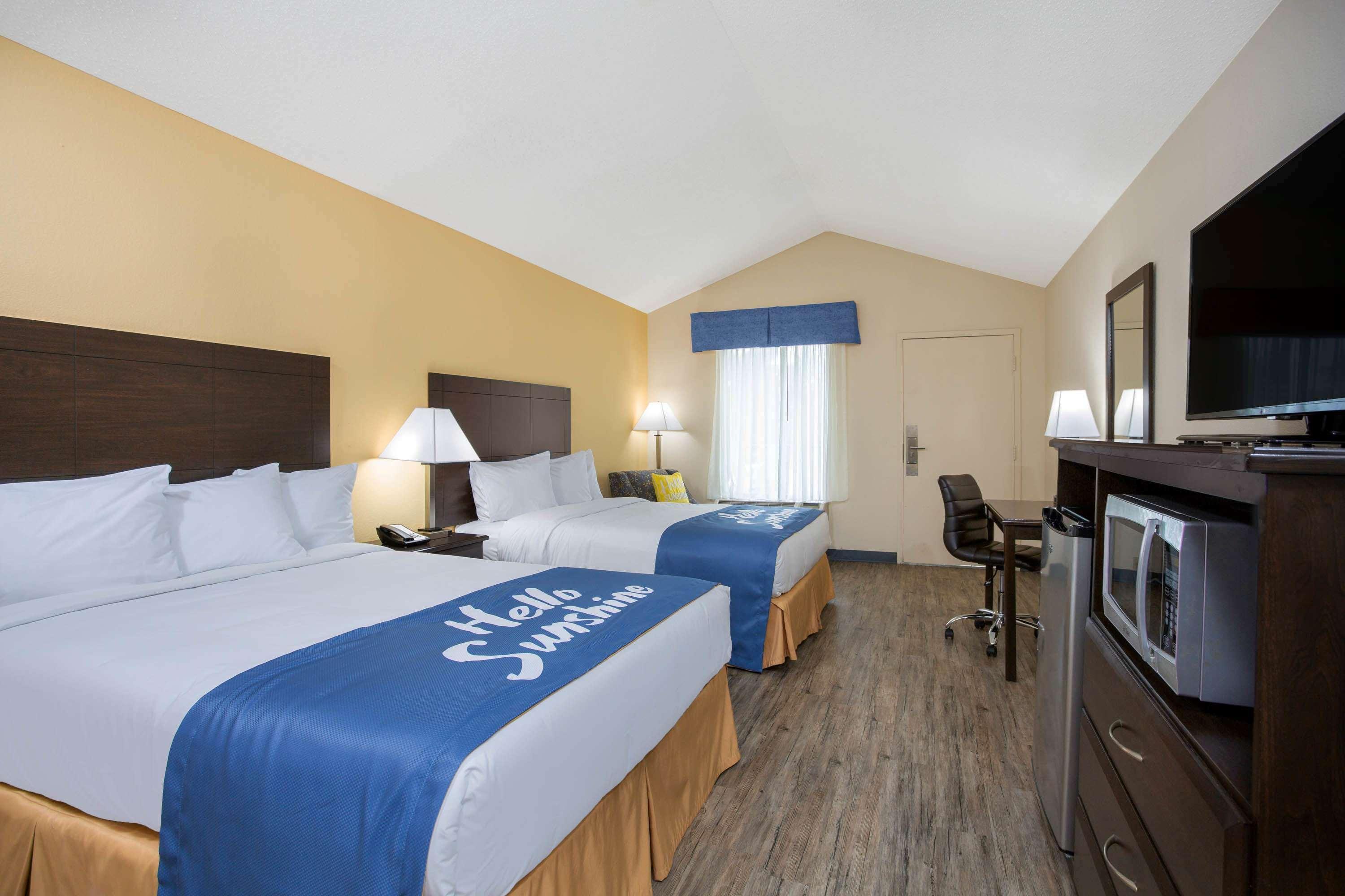 Days Inn By Wyndham Lake City Bagian luar foto
