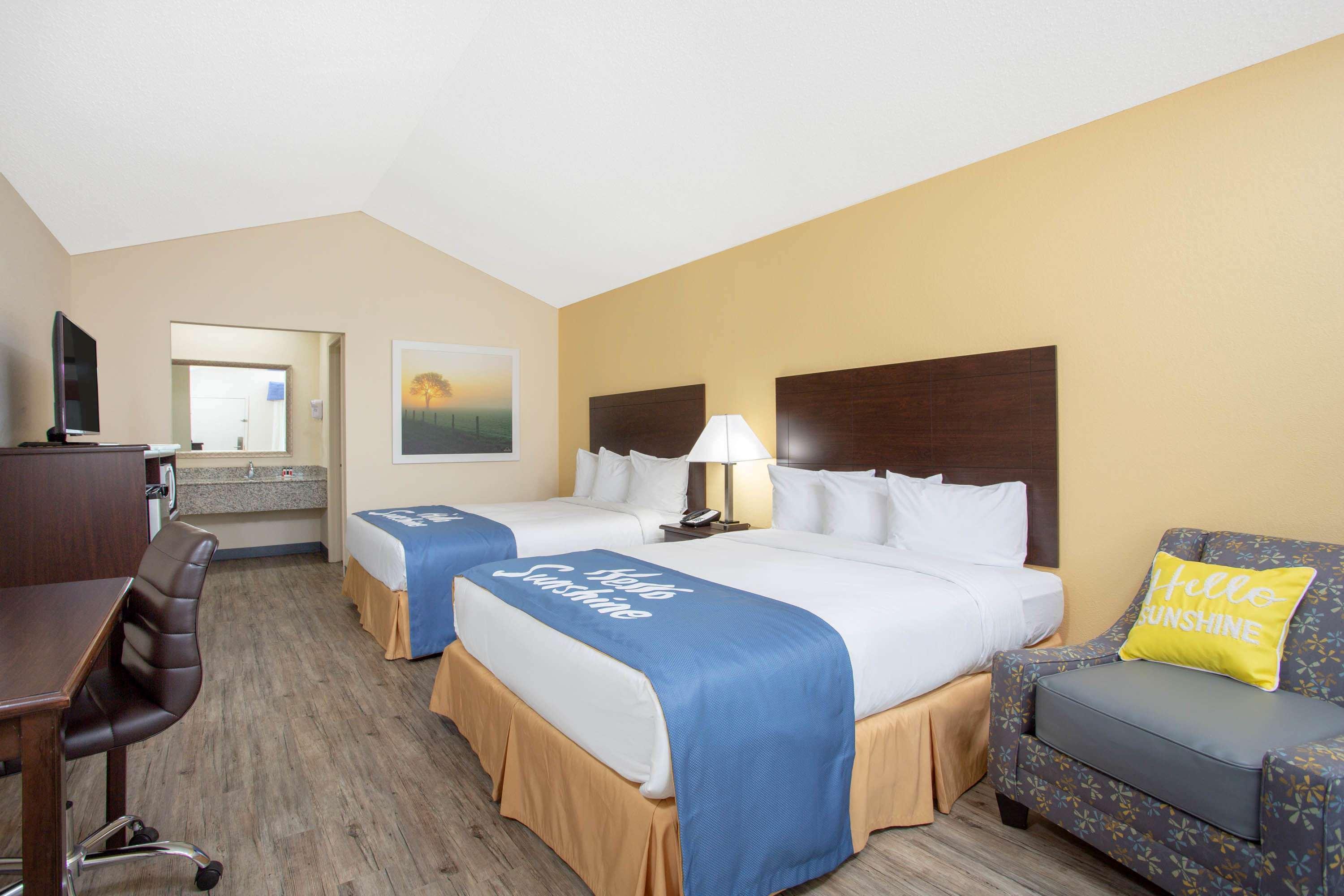 Days Inn By Wyndham Lake City Bagian luar foto