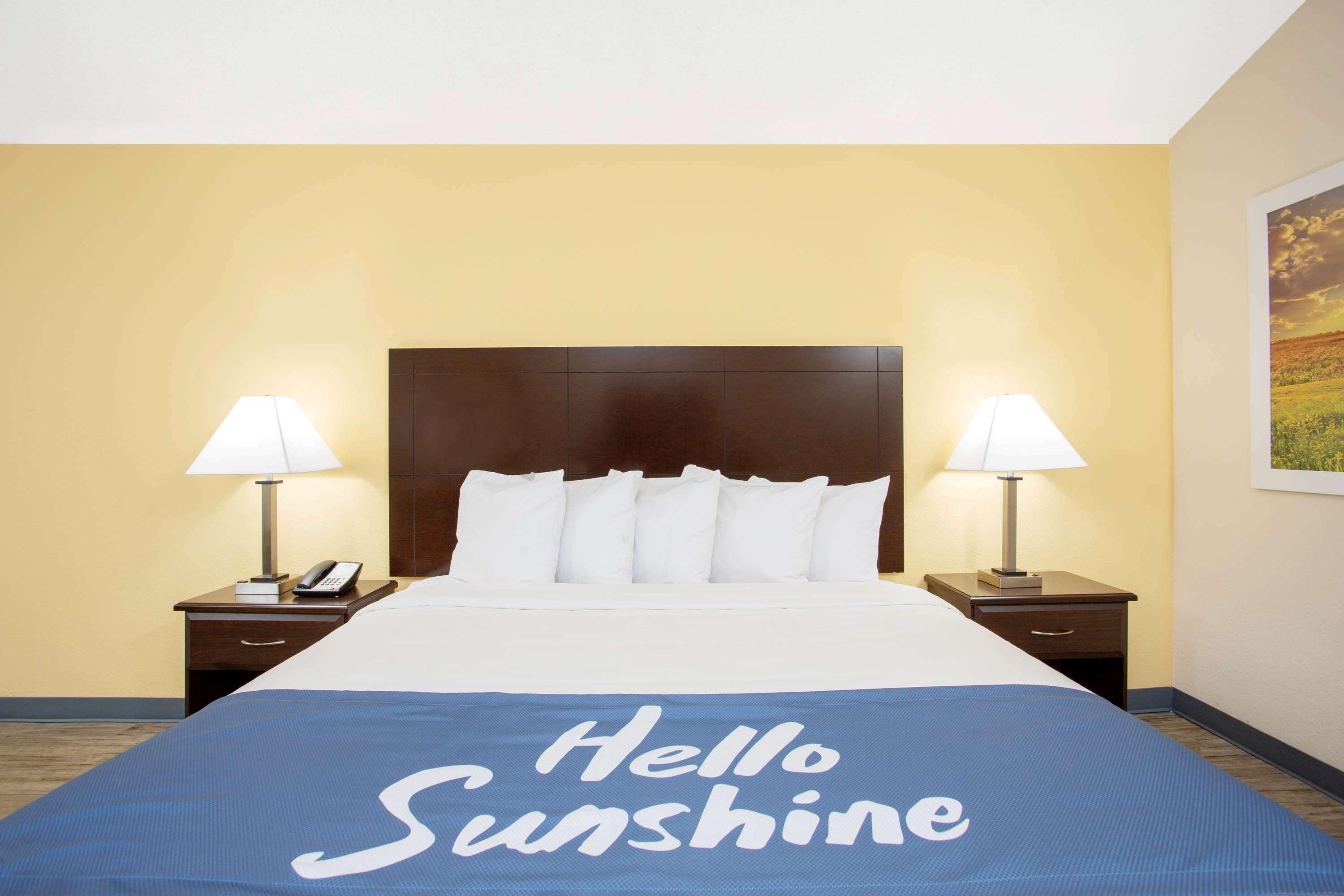 Days Inn By Wyndham Lake City Bagian luar foto