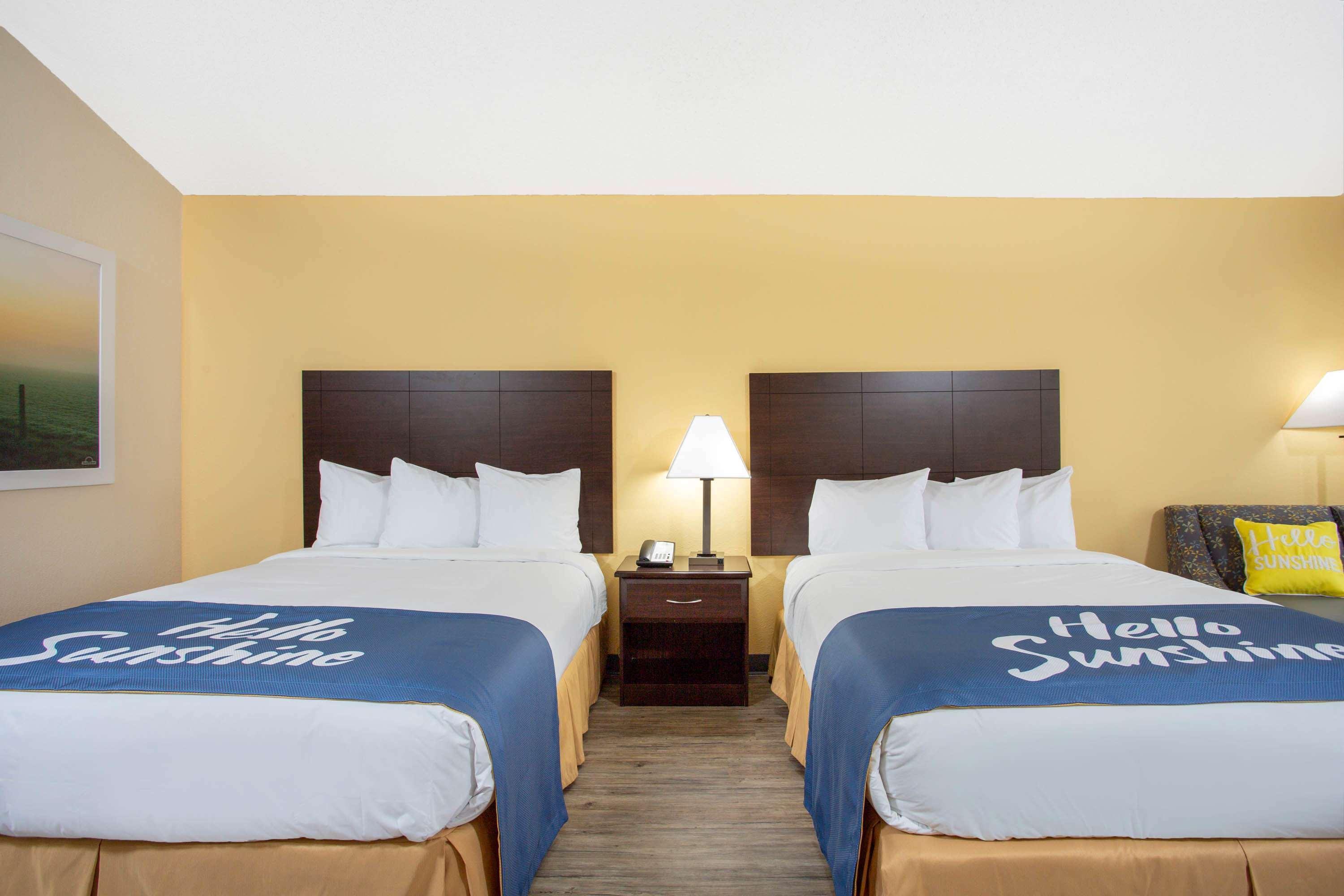 Days Inn By Wyndham Lake City Bagian luar foto