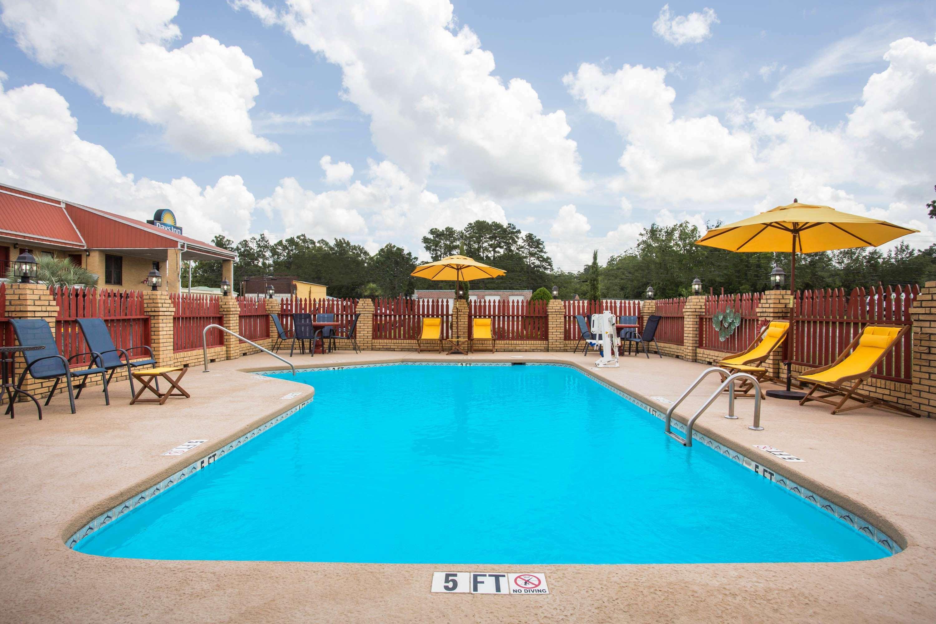 Days Inn By Wyndham Lake City Bagian luar foto