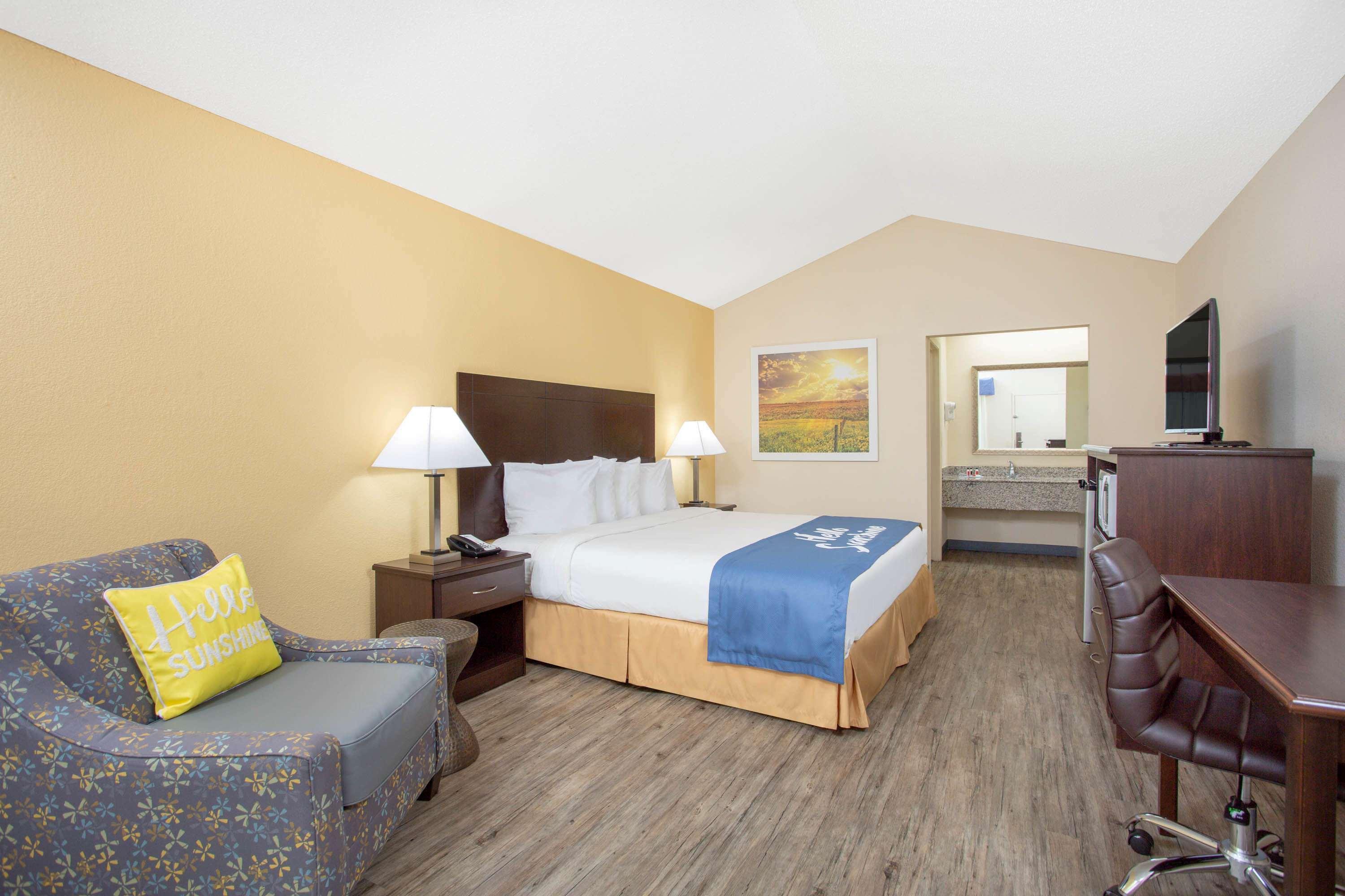 Days Inn By Wyndham Lake City Bagian luar foto