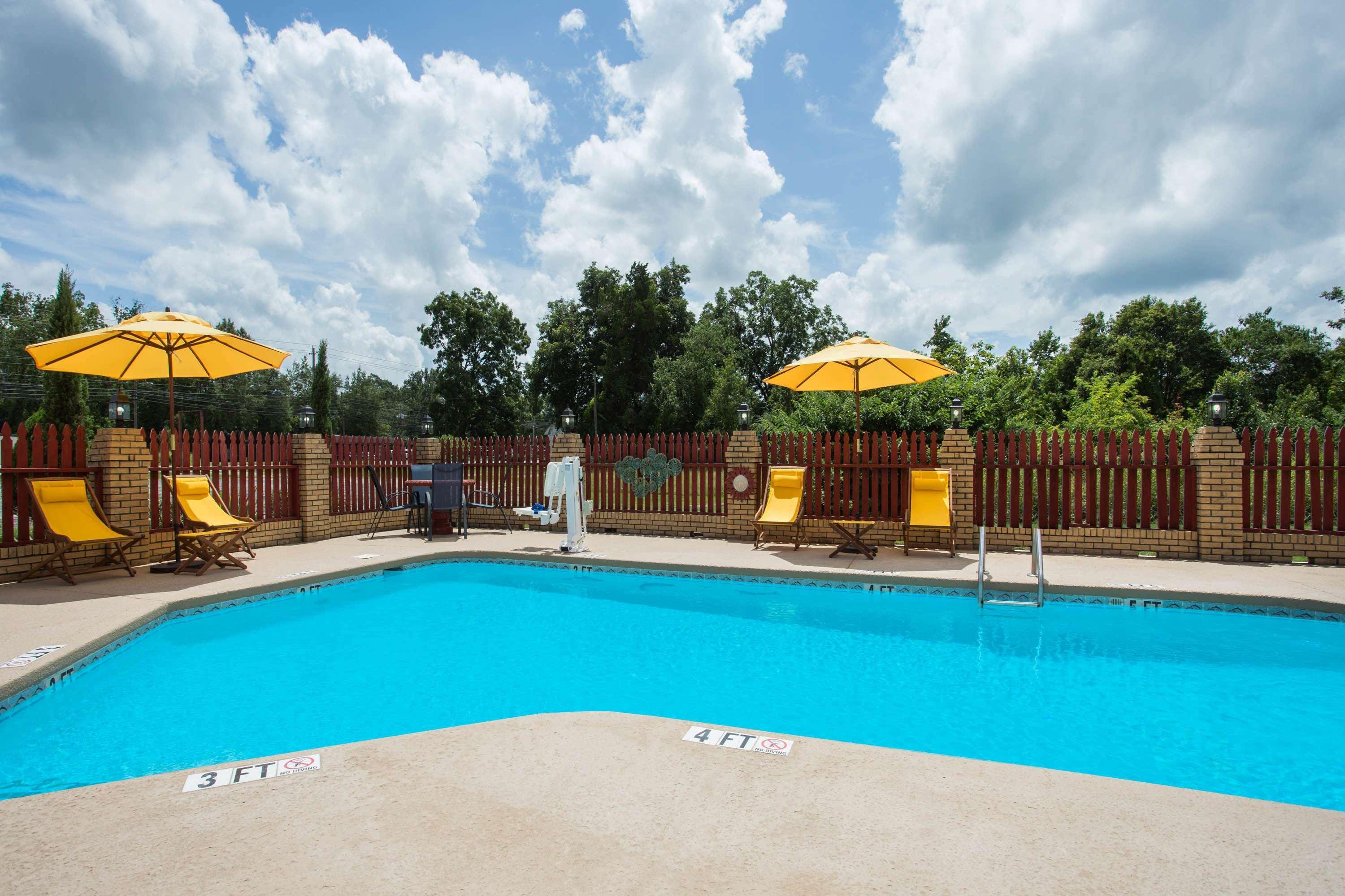 Days Inn By Wyndham Lake City Bagian luar foto