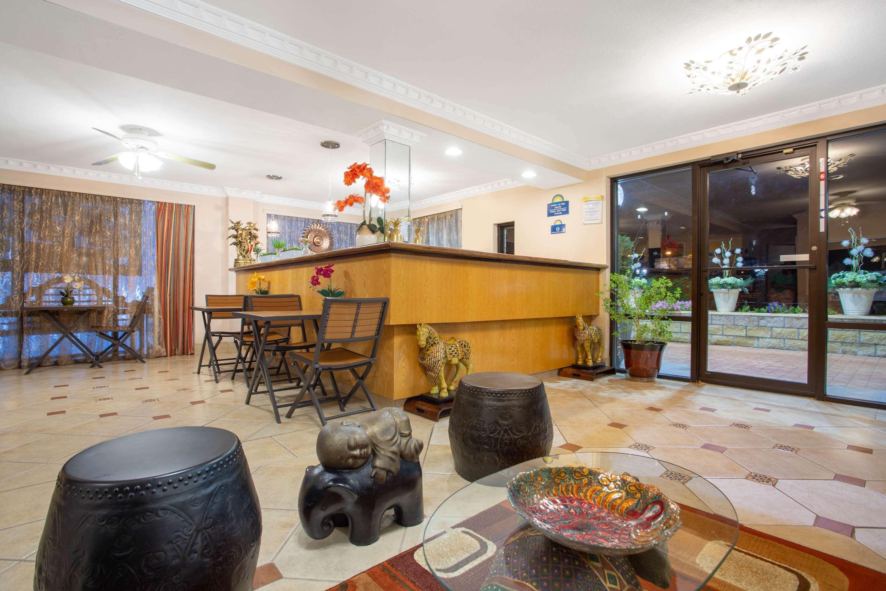 Days Inn By Wyndham Lake City Bagian luar foto
