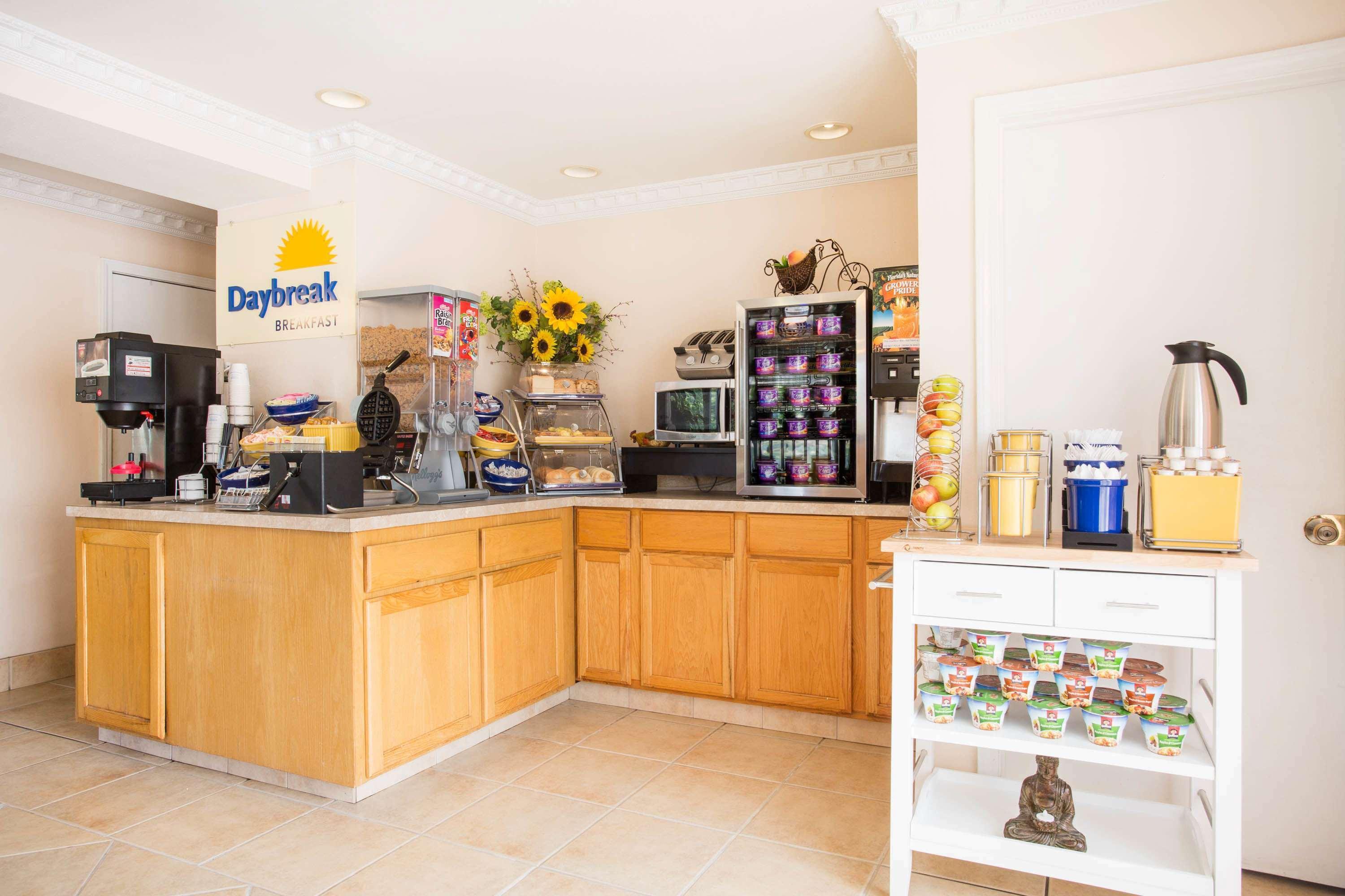 Days Inn By Wyndham Lake City Bagian luar foto