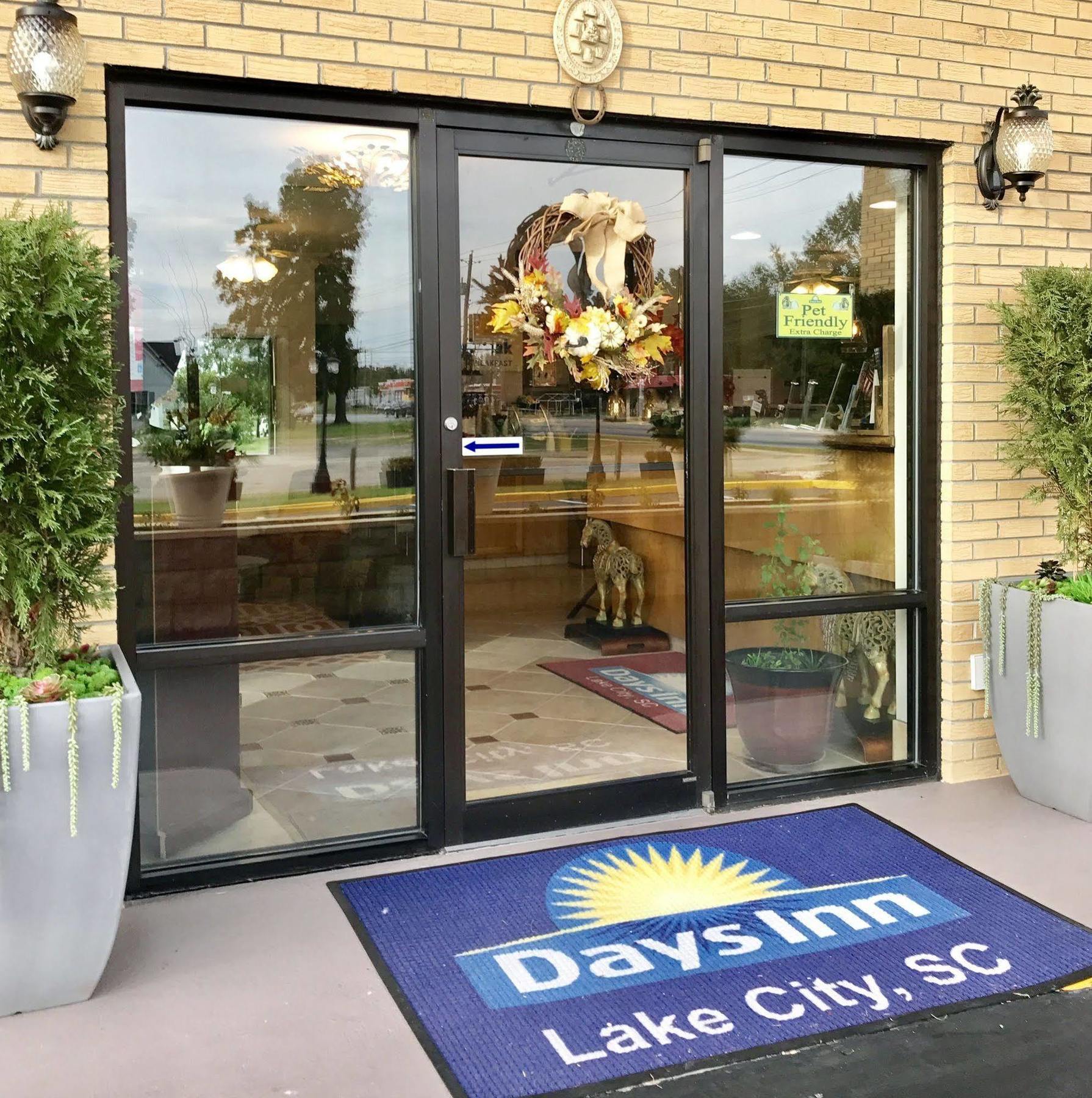 Days Inn By Wyndham Lake City Bagian luar foto