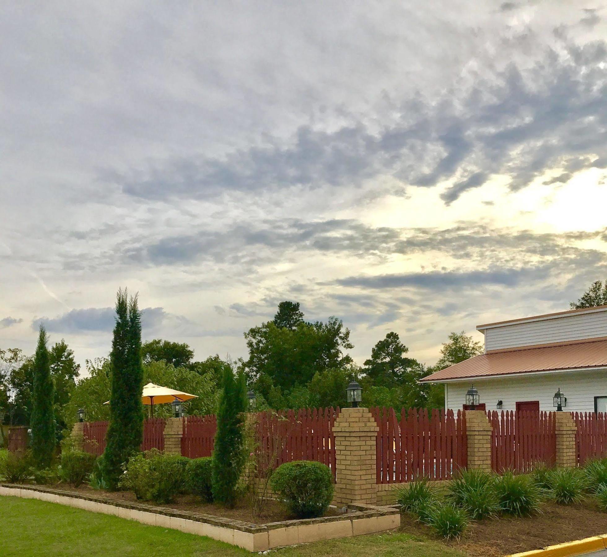 Days Inn By Wyndham Lake City Bagian luar foto