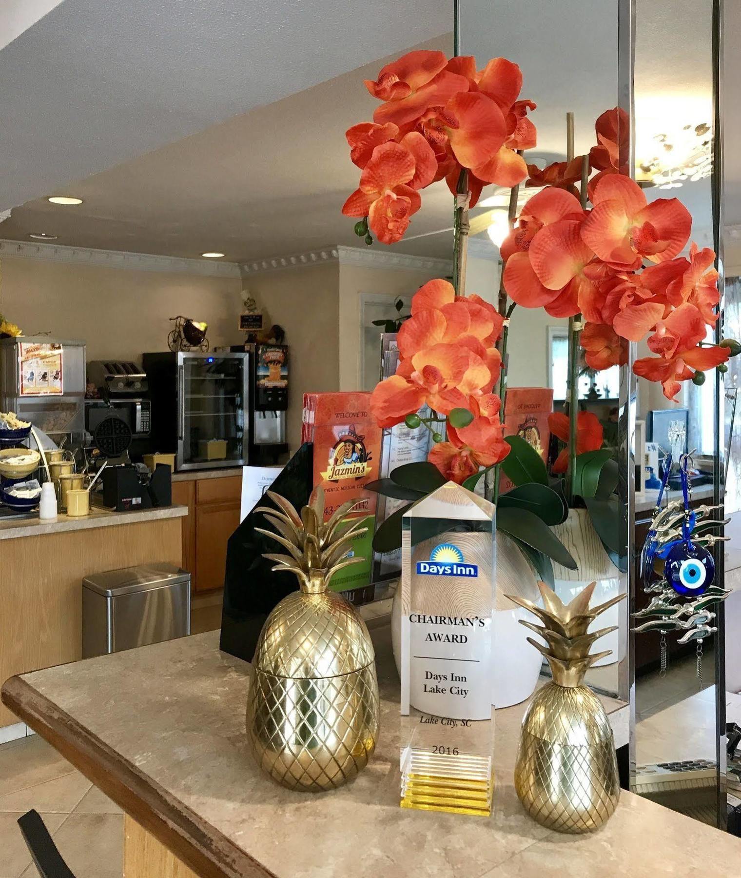Days Inn By Wyndham Lake City Bagian luar foto